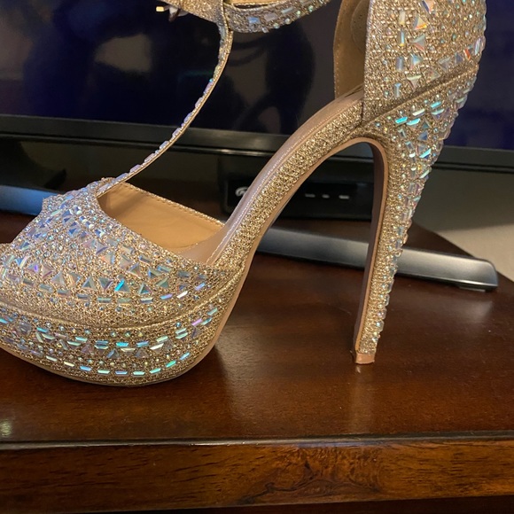 Stiletto Gold heels worn once. Woman’s 6.5 - Picture 2 of 6